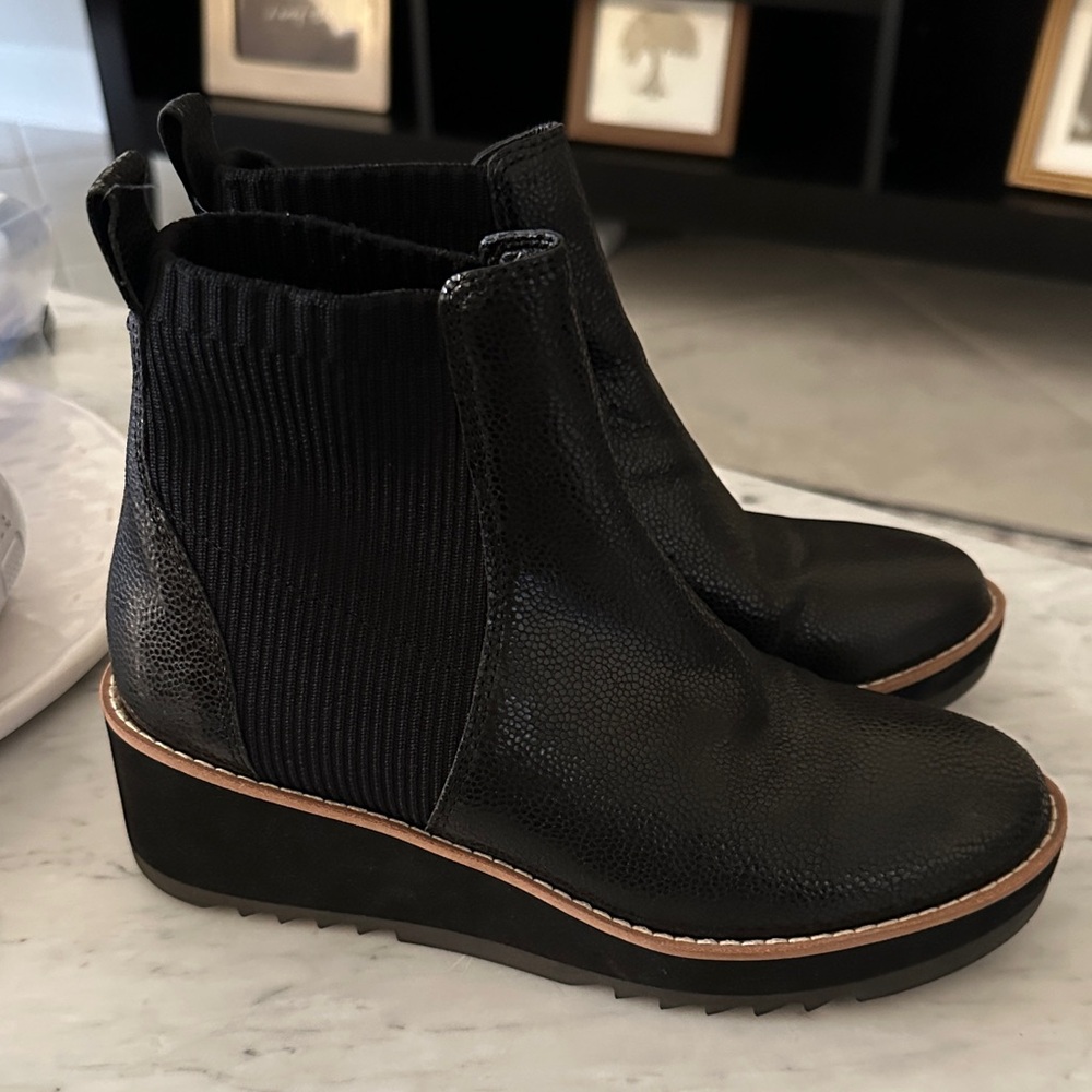 Eileen Fisher Black Textured Ankle Booties